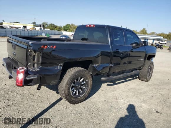 ✅ 2018 Chevrolet Silverado 1500 LT • VIN: 1GCVKREC2JZ215612 • Lot: 70295784. Wystawiony na Copart z przebiegiem 57 722 mil. Bezpłatny archiwum sprzedaży aukcyjnych z USA i szczegółowy raport historii pojazdu na DreamBid. Zdjęcie 3.