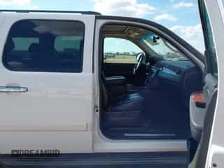 ✅ 2008 Chevrolet Suburban LTZ • VIN: 1GNFK16318R127690 • Lot: 43424584. Wystawiony na IAAI z przebiegiem 278 244 mil. Bezpłatny archiwum sprzedaży aukcyjnych z USA i szczegółowy raport historii pojazdu na DreamBid. Zdjęcie 5.