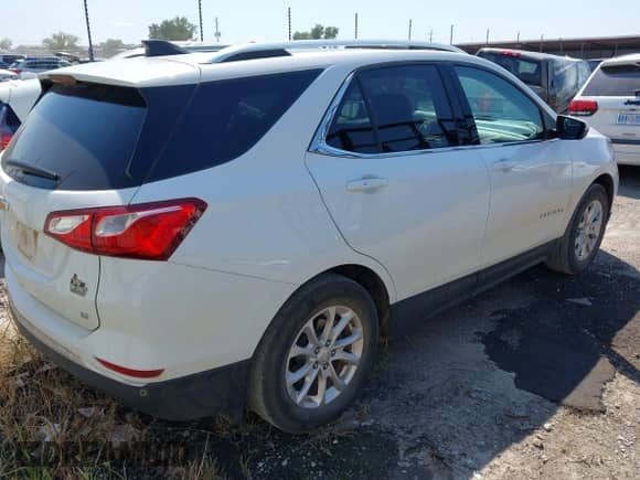 2019 Chevrolet Equinox LT z VIN 3GNAXKEV9KS639500, wystawiony jako IAAI lot #43127552 z przebiegiem 88 592 mil mil oraz . Historia ofert i sprzedaży dostępna na DreamBid. Obrazek 4.