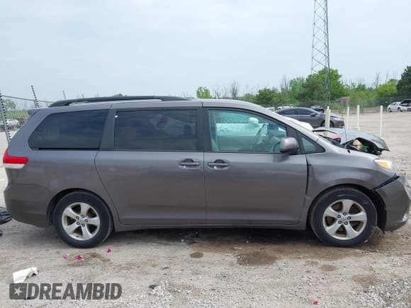 ✅ 2011 Toyota Sienna LE AAS • VIN: 5TDKK3DC8BS091026 • Лот: 42441983. Опубликован ранее на IAAI с пробегом 191 553 миль. Бесплатный доступ к архиву аукционных продаж из США и подробный отчёт об истории автомобиля на DreamBid. Изображение 13.