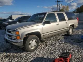✅ 1999 Chevrolet Suburban • VIN: 1GNFK16R0XJ498194 • Lot: 90438125. Listed on Copart with 266,394 mi. Free auction sales archive from the USA and detailed vehicle history report at DreamBid. Image 1.