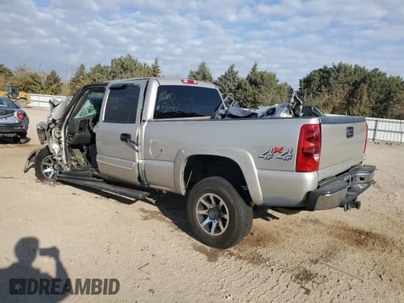 ✅ 2005 Chevrolet Silverado 2500HD LS • VIN: 1GCHK23215F832375 • Lot: 90425345. Wystawiony na Copart z przebiegiem Nie podano. Bezpłatny archiwum sprzedaży aukcyjnych z USA i szczegółowy raport historii pojazdu na DreamBid. Zdjęcie 2.