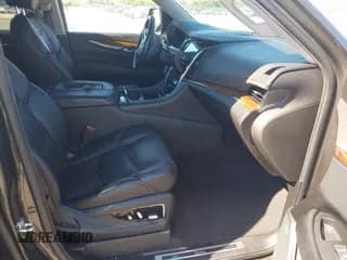 ✅ 2020 Cadillac Escalade ESV Luxury • VIN: 1GYS4HKJ6LR180421 • Lot: 43619259. Wystawiony na IAAI z przebiegiem 94 420 mil. Bezpłatny archiwum sprzedaży aukcyjnych z USA i szczegółowy raport historii pojazdu na DreamBid. Zdjęcie 5.