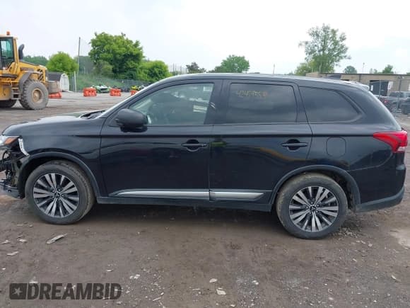 ✅ 2019 Mitsubishi Outlander ES • VIN: JA4AZ3A39KZ055673 • Lot: 42459555. Listed on IAAI with 97,433 mi. Free auction sales archive from the USA and detailed vehicle history report at DreamBid. Image 15.