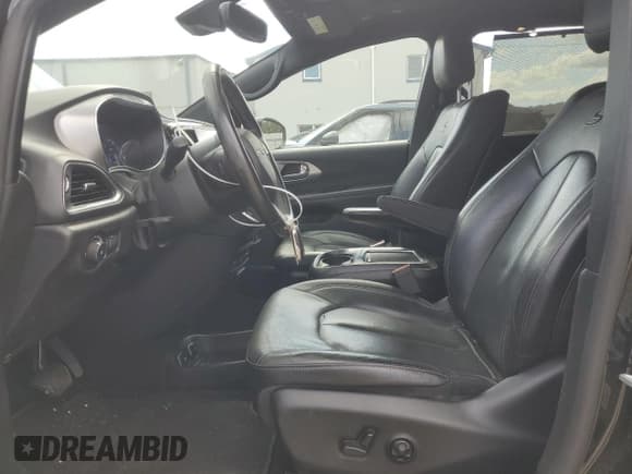 ✅ 2019 Chrysler Pacifica Touring L Plus • VIN: 2C4RC1EG7KR640029 • Lot: 84771395. Wystawiony na Copart z przebiegiem 83 932 mil. Bezpłatny archiwum sprzedaży aukcyjnych z USA i szczegółowy raport historii pojazdu na DreamBid. Zdjęcie 7.