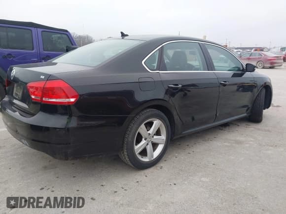 ✅ 2013 Volkswagen Passat SE • VIN: 1VWBP7A36DC073252 • Lot: 43928171. Wystawiony na IAAI z przebiegiem 113 584 mil. Bezpłatny archiwum sprzedaży aukcyjnych z USA i szczegółowy raport historii pojazdu na DreamBid. Zdjęcie 4.