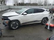 ✅ 2024 Hyundai Kona Limited • VIN: KM8HE3A68RU005800 • Лот: 46048015. Опубликован ранее на Copart с пробегом 3 066 миль. Бесплатный доступ к архиву аукционных продаж из США и подробный отчёт об истории автомобиля на DreamBid. Изображение 1.