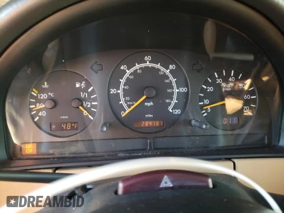 ✅ 1999 Mercedes-Benz M 320/430/500 • VIN: 4JGAB54E0XA118194 • Lot: 75242784. Wystawiony na Copart z przebiegiem 284 187 mil. Bezpłatny archiwum sprzedaży aukcyjnych z USA i szczegółowy raport historii pojazdu na DreamBid. Zdjęcie 9.