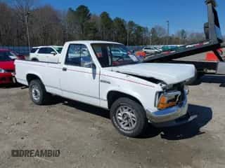 1993 Dodge Dakota S z VIN 1B7FL26X9PS101795, wystawiony jako IAAI lot #41745547 z przebiegiem 84 172 mil mil oraz . Historia ofert i sprzedaży dostępna na DreamBid. Obrazek 1.