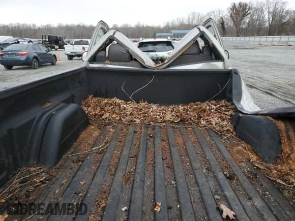 2005 Chevrolet Silverado 1500 Work Truck с VIN 1GCEC14V85Z316676, выставлен на аукционе Copart как лот 48424985 с пробегом 51 310 миль миль и На запчасти • Non repairable. История ставок и продаж доступна на DreamBid. Изображение 10.