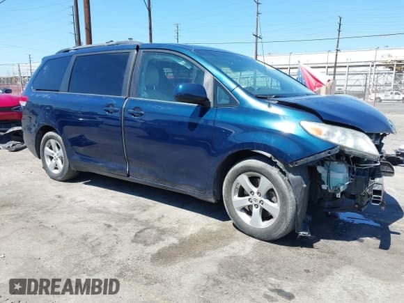 ✅ 2012 Toyota Sienna LE AAS • VIN: 5TDKK3DC5CS193806 • Лот: 43175998. Опубликован ранее на IAAI с пробегом 155 080 миль. Бесплатный доступ к архиву аукционных продаж из США и подробный отчёт об истории автомобиля на DreamBid. Изображение 1.