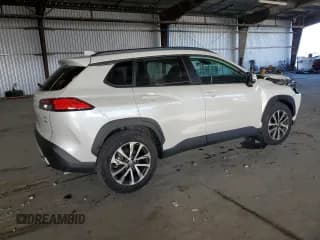 ✅ 2022 Toyota Corolla Cross XLE • VIN: 7MUDAABG9NV032776 • Lot: 86178745. Wystawiony na Copart z przebiegiem 17 407 mil. Bezpłatny archiwum sprzedaży aukcyjnych z USA i szczegółowy raport historii pojazdu na DreamBid. Zdjęcie 3.