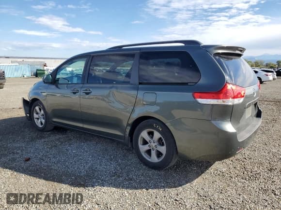 ✅ 2013 Toyota Sienna LE • VIN: 5TDKK3DC3DS293176 • Lot: 82437005. Wystawiony na Copart z przebiegiem 166 805 mil. Bezpłatny archiwum sprzedaży aukcyjnych z USA i szczegółowy raport historii pojazdu na DreamBid. Zdjęcie 2.