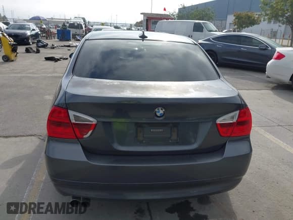 ✅ 2006 BMW 3 Series 325i • VIN: WBAVB13556PT06427 • Лот: 43778110. Опубликован ранее на IAAI с пробегом 231 356 миль. Бесплатный доступ к архиву аукционных продаж из США и подробный отчёт об истории автомобиля на DreamBid. Изображение 17.
