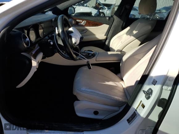 ✅ 2017 Mercedes-Benz E 300 Luxury • VIN: WDDZF4KB1HA205107 • Lot: 88421395. Wystawiony na Copart z przebiegiem 131 733 mil. Bezpłatny archiwum sprzedaży aukcyjnych z USA i szczegółowy raport historii pojazdu na DreamBid. Zdjęcie 7.