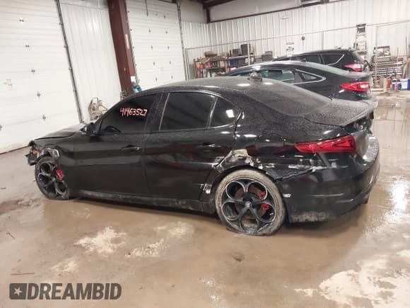 ✅ 2018 Alfa Romeo Giulia Ti Sport • VIN: ZARFAEEN8J7597597 • Лот: 41463527. Опубликован ранее на IAAI с пробегом 47 051 миль. Бесплатный доступ к архиву аукционных продаж из США и подробный отчёт об истории автомобиля на DreamBid. Изображение 14.