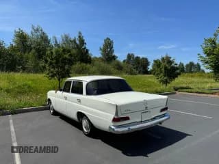 ✅ 1965 Mercedes-Benz 190 • VIN: 11001010128181 • Lot: 94197345. Wystawiony na Copart z przebiegiem 77 434 mil. Bezpłatny archiwum sprzedaży aukcyjnych z USA i szczegółowy raport historii pojazdu na DreamBid. Zdjęcie 3.