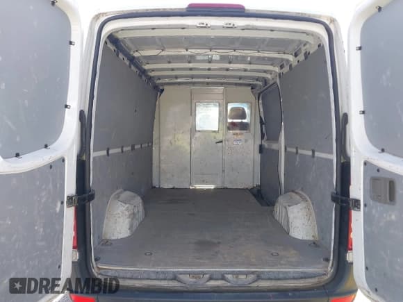 ✅ 2014 Mercedes-Benz Sprinter Cargo • VIN: WD3PE7CC3E5845279 • Lot: 43428623. Wystawiony na IAAI z przebiegiem 135 190 mil. Bezpłatny archiwum sprzedaży aukcyjnych z USA i szczegółowy raport historii pojazdu na DreamBid. Zdjęcie 8.