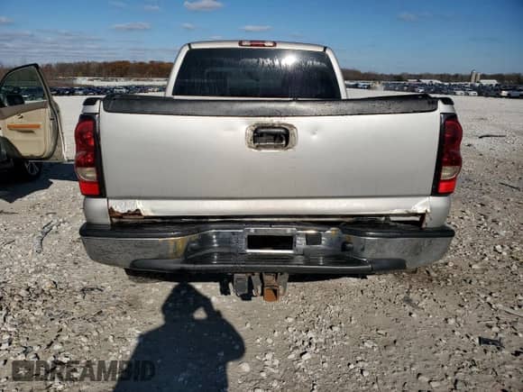 2006 Chevrolet Silverado 1500 LS z VIN 1GCEK19V06Z258785, wystawiony jako Copart lot #79352154 z przebiegiem 182 554 mil mil oraz Czysty tytuł • Clean title. Historia ofert i sprzedaży dostępna na DreamBid. Obrazek 6.