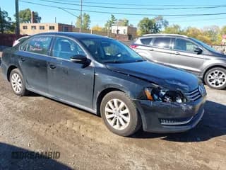 ✅ 2015 Volkswagen Passat S • VIN: 1VWAT7A3XFC078657 • Lot: 43485068. Wystawiony na IAAI z przebiegiem 159 698 mil. Bezpłatny archiwum sprzedaży aukcyjnych z USA i szczegółowy raport historii pojazdu na DreamBid. Zdjęcie 1.