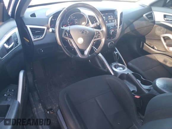 ✅ 2017 Hyundai Veloster • VIN: KMHTC6AD6HU307620 • Lot: 49463945. Wystawiony na Copart z przebiegiem 148 700 mil. Bezpłatny archiwum sprzedaży aukcyjnych z USA i szczegółowy raport historii pojazdu na DreamBid. Zdjęcie 8.