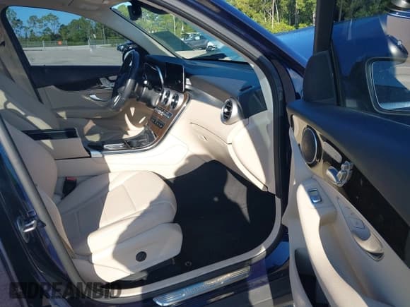 ✅ 2022 Mercedes-Benz GLC 300 • VIN: W1N0G8DB7NG036782 • Lot: 43504489. Listed on IAAI with 25,626 mi. Free auction sales archive from the USA and detailed vehicle history report at DreamBid. Image 5.