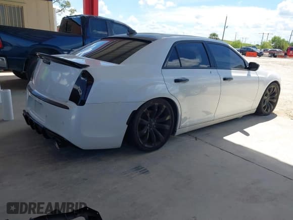 ✅ 2015 Chrysler 300 C • VIN: 2C3CCAEG1FH859994 • Lot: 43231697. Listed on IAAI with 157,237 mi. Free auction sales archive from the USA and detailed vehicle history report at DreamBid. Image 4.