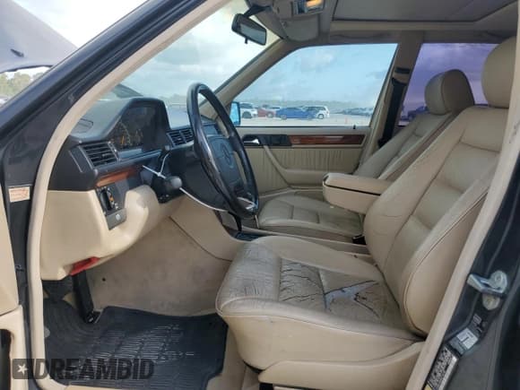 ✅ 1995 Mercedes-Benz E 320 • VIN: WDBEA32E8SC155148 • Лот: 53386385. Опубликован ранее на Copart с пробегом 114 773 миль. Бесплатный доступ к архиву аукционных продаж из США и подробный отчёт об истории автомобиля на DreamBid. Изображение 7.