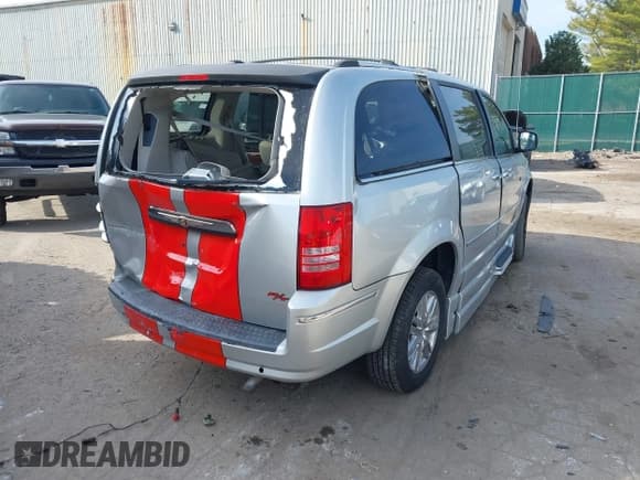 ✅ 2010 Chrysler Town & Country Limited • VIN: 2A4RR7DX9AR427885 • Lot: 40721930. Wystawiony na IAAI z przebiegiem 69 637 mil. Bezpłatny archiwum sprzedaży aukcyjnych z USA i szczegółowy raport historii pojazdu na DreamBid. Zdjęcie 4.