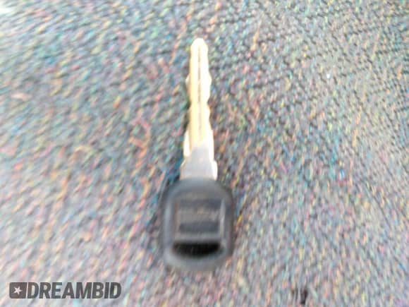 2004 Chevrolet Silverado 1500 Work Truck z VIN 1GCEC14X94Z312331, wystawiony jako IAAI lot #32433839 z przebiegiem 262 306 mil mil oraz . Historia ofert i sprzedaży dostępna na DreamBid. Obrazek 11.