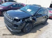 ✅ 2023 Jeep Compass Altitude • VIN: 3C4NJDBN2PT570212 • Lot: 42368107. Wystawiony na IAAI z przebiegiem 21 703 mil. Bezpłatny archiwum sprzedaży aukcyjnych z USA i szczegółowy raport historii pojazdu na DreamBid. Zdjęcie 2.