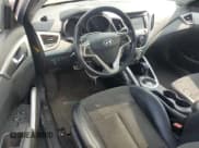 ✅ 2014 Hyundai Veloster • VIN: KMHTC6AD2EU191070 • Lot: 70097094. Wystawiony na Copart z przebiegiem 65 384 mil. Bezpłatny archiwum sprzedaży aukcyjnych z USA i szczegółowy raport historii pojazdu na DreamBid. Zdjęcie 8.