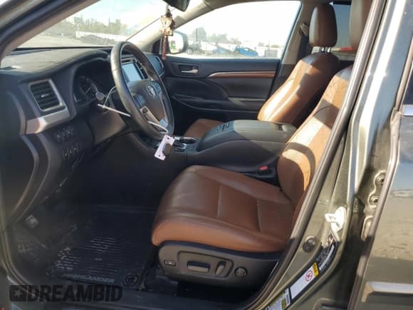 ✅ 2019 Toyota Highlander Limited Platinum • VIN: 5TDDZRFH1KS731139 • Lot: 82572715. Listed on Copart with 54,714 mi. Free auction sales archive from the USA and detailed vehicle history report at DreamBid. Image 7.