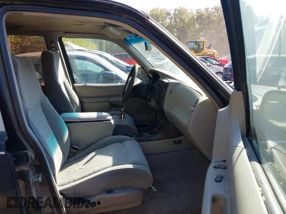 ✅ 1997 Ford Explorer XL • VIN: 1FMDU34E1VZA94160 • Lot: 43251651. Wystawiony na IAAI z przebiegiem 192 394 mil. Bezpłatny archiwum sprzedaży aukcyjnych z USA i szczegółowy raport historii pojazdu na DreamBid. Zdjęcie 5.