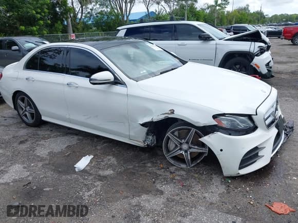 ✅ 2017 Mercedes-Benz E 300 Luxury • VIN: WDDZF4KB8HA032427 • Lot: 43347334. Wystawiony na IAAI z przebiegiem 101 377 mil. Bezpłatny archiwum sprzedaży aukcyjnych z USA i szczegółowy raport historii pojazdu na DreamBid. Zdjęcie 1.