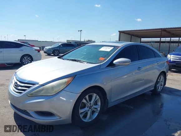 2013 Hyundai Sonata SE z VIN 5NPEC4AC1DH786882, wystawiony jako IAAI lot #43387867 z przebiegiem 113 121 mil mil oraz . Historia ofert i sprzedaży dostępna na DreamBid. Obrazek 2.