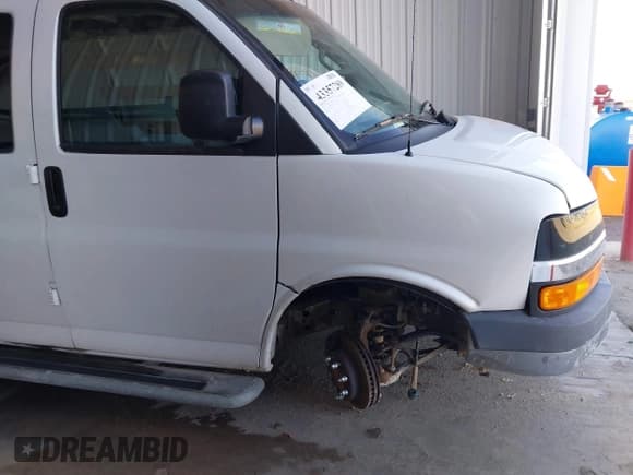 ✅ 2022 Chevrolet Express Cargo • VIN: 1GCWGAFP6N1154973 • Lot: 43357289. Wystawiony na IAAI z przebiegiem 39 106 mil. Bezpłatny archiwum sprzedaży aukcyjnych z USA i szczegółowy raport historii pojazdu na DreamBid. Zdjęcie 6.