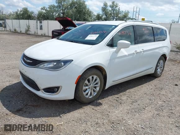 ✅ 2018 Chrysler Pacifica Touring L • VIN: 2C4RC1BG9JR141879 • Lot: 42801376. Wystawiony na IAAI z przebiegiem 137 968 mil. Bezpłatny archiwum sprzedaży aukcyjnych z USA i szczegółowy raport historii pojazdu na DreamBid. Zdjęcie 17.