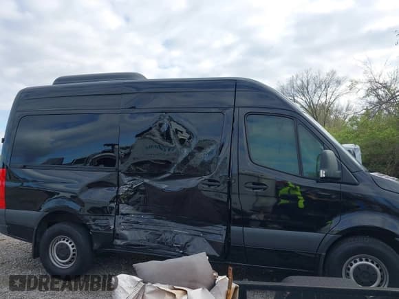 ✅ 2019 Mercedes-Benz Sprinter Passenger • VIN: WDZPF0CD4KP125864 • Lot: 39110594. Wystawiony na IAAI z przebiegiem 25 697 mil. Bezpłatny archiwum sprzedaży aukcyjnych z USA i szczegółowy raport historii pojazdu na DreamBid. Zdjęcie 12.