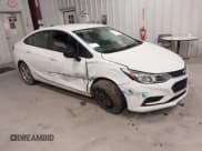 ✅ 2018 Chevrolet Cruze LS • VIN: 1G1BC5SM1J7214977 • Лот: 43585890. Опубликован ранее на IAAI с пробегом 131 614 миль. Бесплатный доступ к архиву аукционных продаж из США и подробный отчёт об истории автомобиля на DreamBid. Изображение 1.