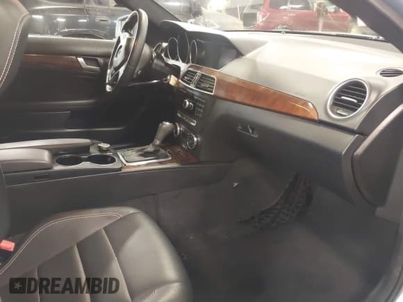 ✅ 2013 Mercedes-Benz C 350 • VIN: WDDGJ8JB8DG056443 • Lot: 41336451. Wystawiony na IAAI z przebiegiem 100 788 mil. Bezpłatny archiwum sprzedaży aukcyjnych z USA i szczegółowy raport historii pojazdu na DreamBid. Zdjęcie 5.