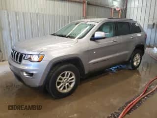 2020 Jeep Grand Cherokee Laredo E z VIN 1C4RJFAG9LC443883, wystawiony jako Copart lot #86666435 z przebiegiem 159 858 mil mil oraz Czysty tytuł • Clean title. Historia ofert i sprzedaży dostępna na DreamBid. Obrazek 1.