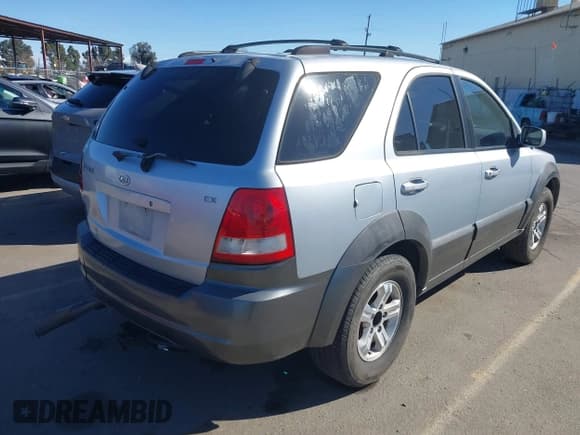 ✅ 2004 Kia Sorento LX • VIN: KNDJD733X45297844 • Lot: 41510715. Listed on IAAI with 222,676 mi. Free auction sales archive from the USA and detailed vehicle history report at DreamBid. Image 4.