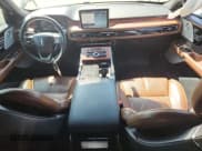 ✅ 2022 Lincoln Aviator Reserve • VIN: 5LM5J7XC8NGL09606 • Lot: 71828725. Wystawiony na Copart z przebiegiem 55 689 mil. Bezpłatny archiwum sprzedaży aukcyjnych z USA i szczegółowy raport historii pojazdu na DreamBid. Zdjęcie 8.