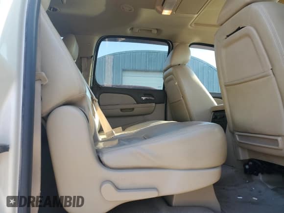 ✅ 2011 Chevrolet Suburban LTZ • VIN: 1GNSKKE32BR197079 • Lot: 52272434. Wystawiony na Copart z przebiegiem 282 657 mil. Bezpłatny archiwum sprzedaży aukcyjnych z USA i szczegółowy raport historii pojazdu na DreamBid. Zdjęcie 11.