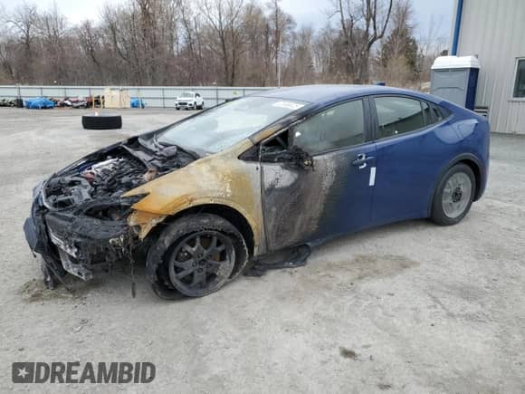 2025 Toyota Prius SE z VIN JTDACACU8S3040893, wystawiony jako Copart lot #52588625 z przebiegiem Nie podano mil oraz Szkoda całkowita • Salvage title. Historia ofert i sprzedaży dostępna na DreamBid. Obrazek 1.