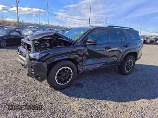✅ 2025 Toyota 4Runner Hybrid TRD Off Road • VIN: JTEVB5BR8S5009474 • Lot: 94494585. Wystawiony na Copart z przebiegiem 1 576 mil. Bezpłatny archiwum sprzedaży aukcyjnych z USA i szczegółowy raport historii pojazdu na DreamBid. Zdjęcie 1.