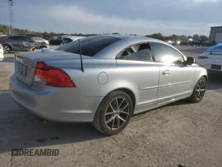 ✅ 2013 Volvo C70 T5 • VIN: YV1672MCXDJ143683 • Лот: 74694774. Опубликован ранее на Copart с пробегом 84 444 миль. Бесплатный доступ к архиву аукционных продаж из США и подробный отчёт об истории автомобиля на DreamBid. Изображение 3.