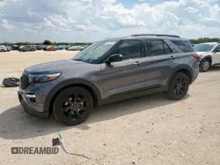 ✅ 2023 Ford Explorer ST-Line • VIN: 1FMSK7KH3PGB26476 • Lot: 68709835. Wystawiony na Copart z przebiegiem 34 444 mil. Bezpłatny archiwum sprzedaży aukcyjnych z USA i szczegółowy raport historii pojazdu na DreamBid. Zdjęcie 1.