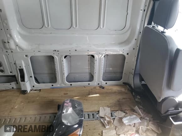 ✅ 2018 Ford Transit • VIN: 1FTBW3XV5JKA09521 • Lot: 51600575. Wystawiony na Copart z przebiegiem 283 267 mil. Bezpłatny archiwum sprzedaży aukcyjnych z USA i szczegółowy raport historii pojazdu na DreamBid. Zdjęcie 11.